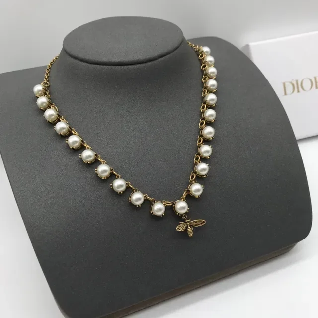 Colar Dior Corrente Dourada Branca Motivo Abelha Charm 6