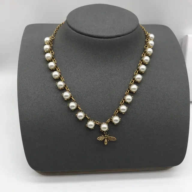 Colar Dior Corrente Dourada Branca Motivo Abelha Charm 7