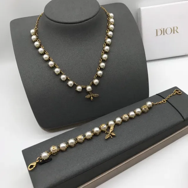 Colar Dior Corrente Dourada Branca Motivo Abelha Charm 8