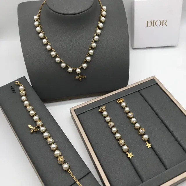 Colar Dior Corrente Dourada Branca Motivo Abelha Charm 9