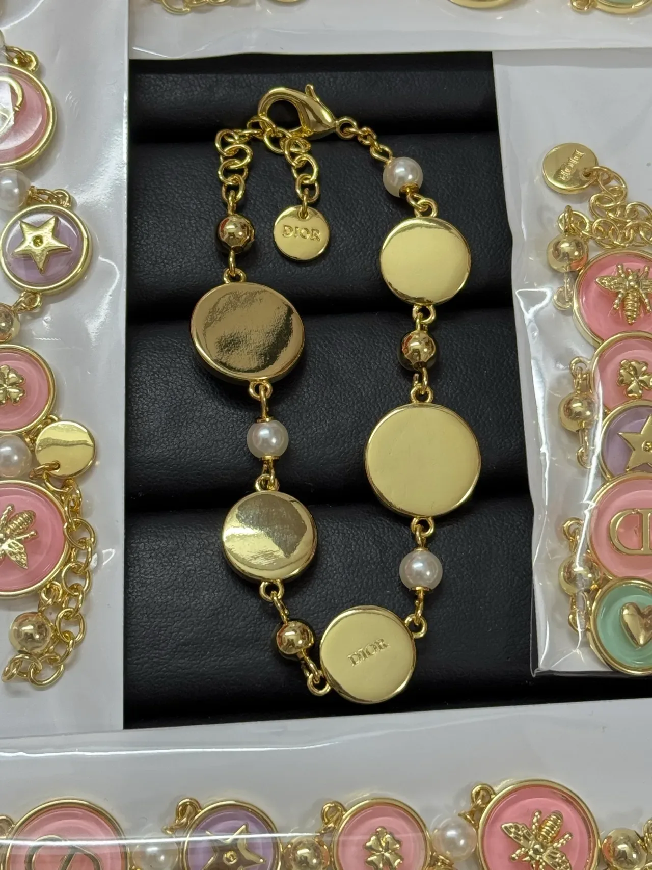 Dior Bracelet Métal avec Charm Émaillé Rose et Or 2