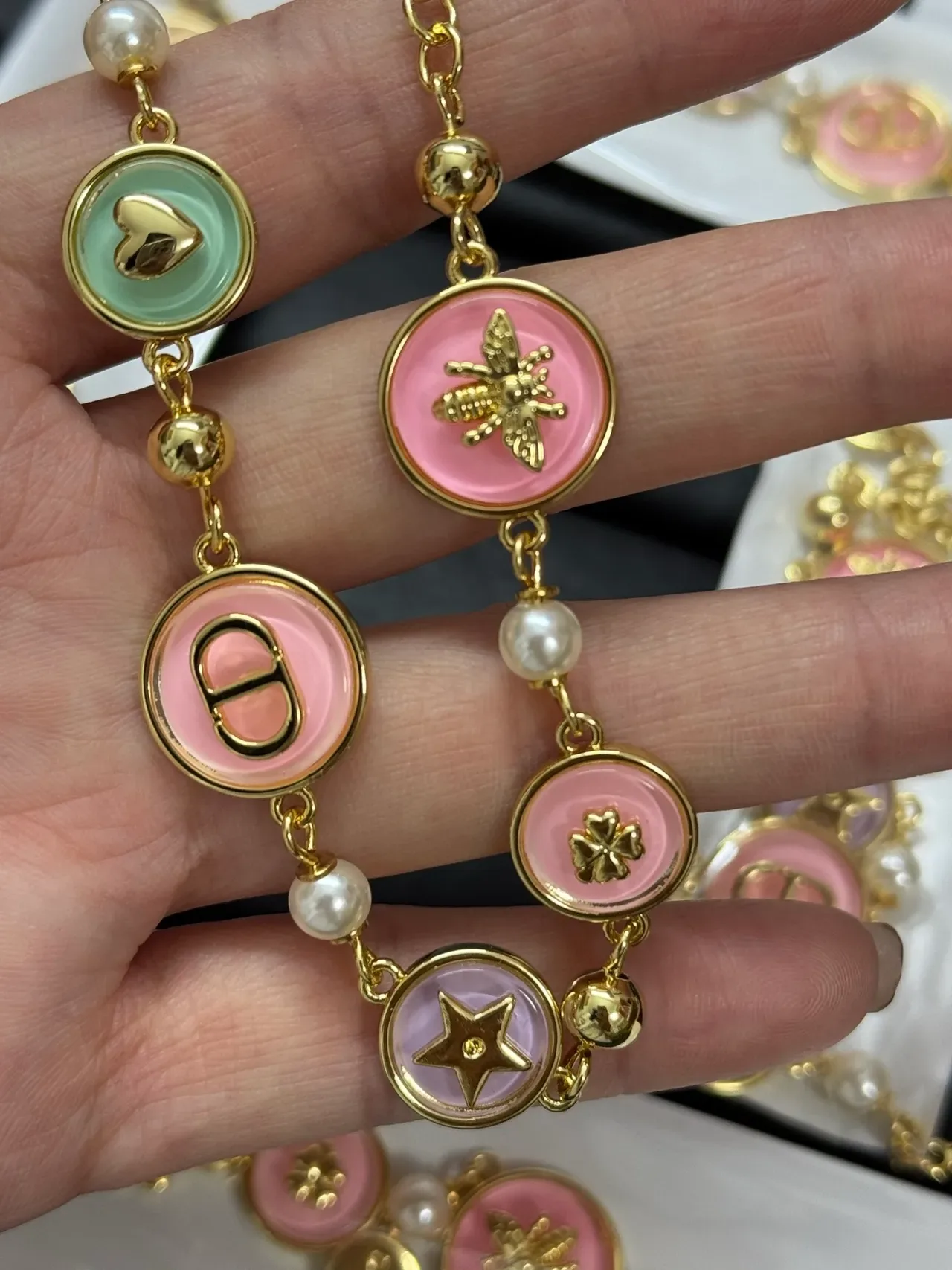 Dior Bracelet Métal avec Charm Émaillé Rose et Or 4