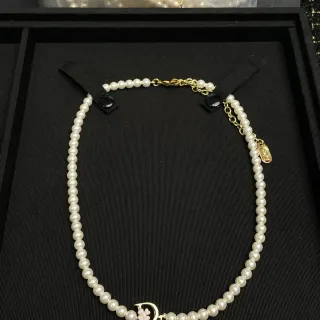 Collier Dior Chaîne de Perles en Or Blanc avec Pendentif Logo