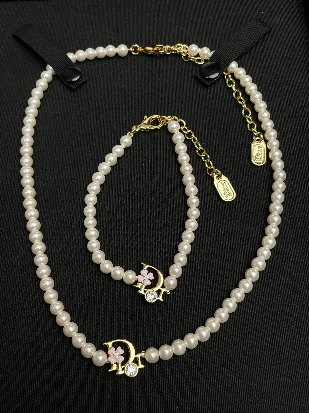 Collier Dior Chaîne de Perles en Or Blanc avec Pendentif Logo 2