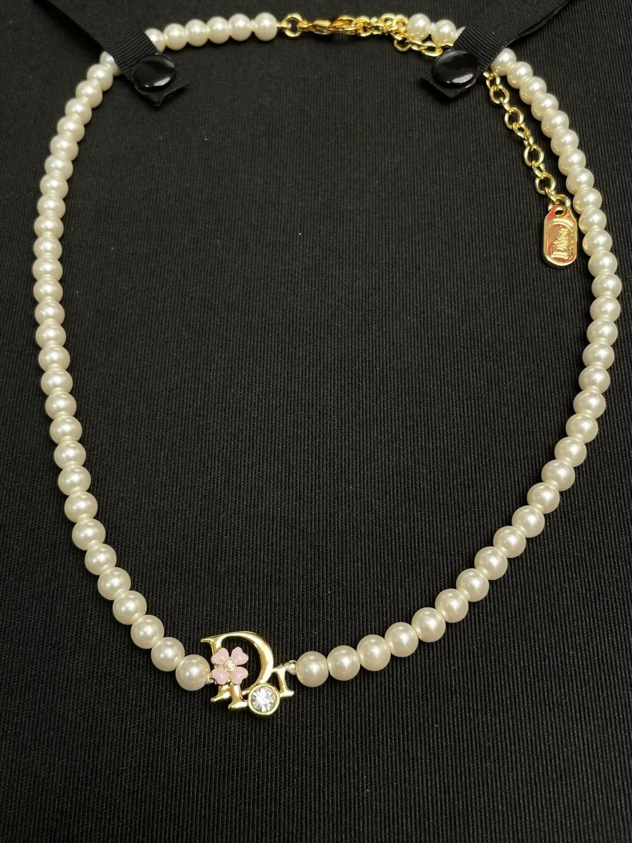 Collier Dior Chaîne de Perles en Or Blanc avec Pendentif Logo 4