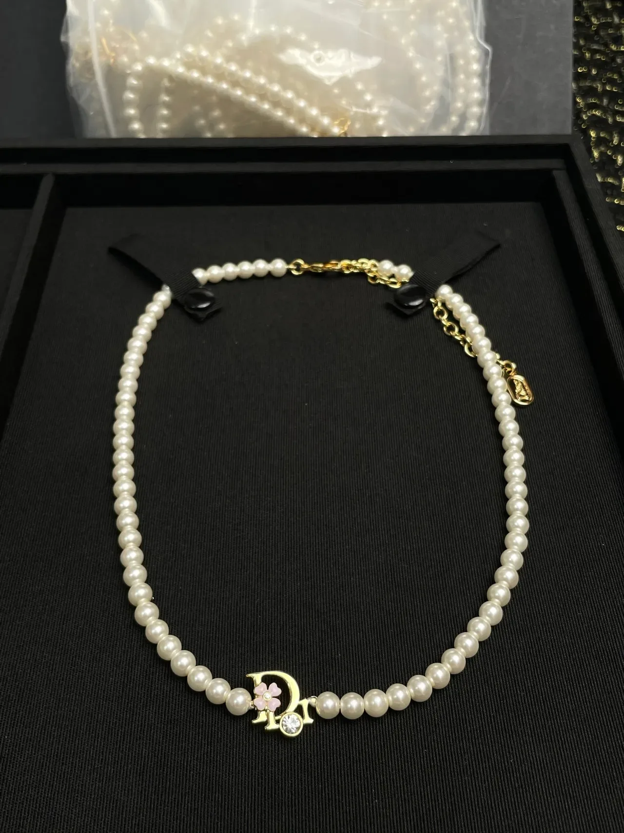 Collier Dior Chaîne de Perles en Or Blanc avec Pendentif Logo 6
