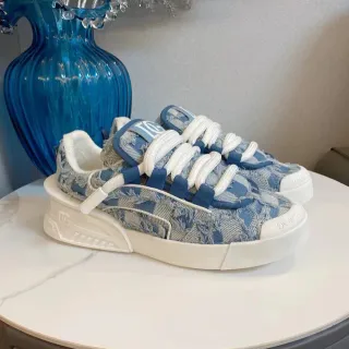 Dolce & Gabbana حذاء رياضي أزرق أبيض بطولة من الجينز النسيجي الممزق مع كعب منصة سميك
