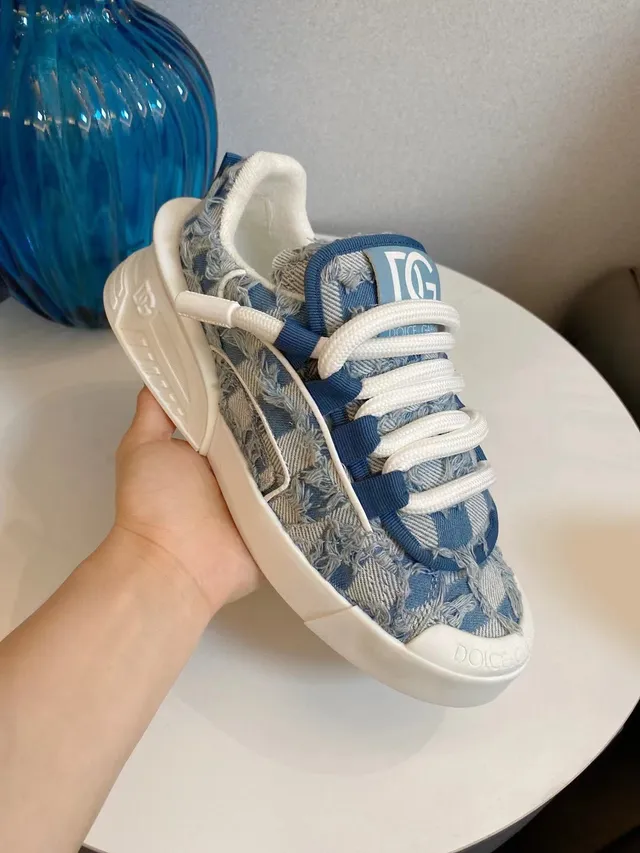 Dolce & Gabbana حذاء رياضي أزرق أبيض بطولة من الجينز النسيجي الممزق مع كعب منصة سميك 7