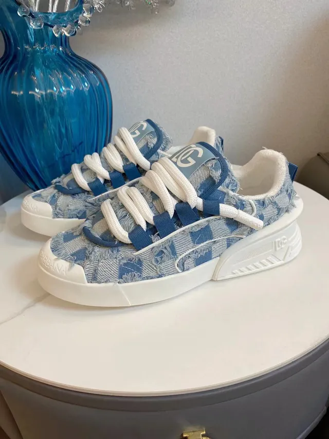 Dolce & Gabbana حذاء رياضي أزرق أبيض بطولة من الجينز النسيجي الممزق مع كعب منصة سميك 8