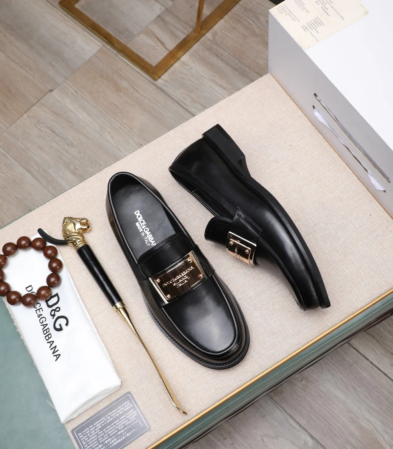 Dolce & Gabbana Portofino Preto Dourado Couro Polido Placa de Metal Loafer 2