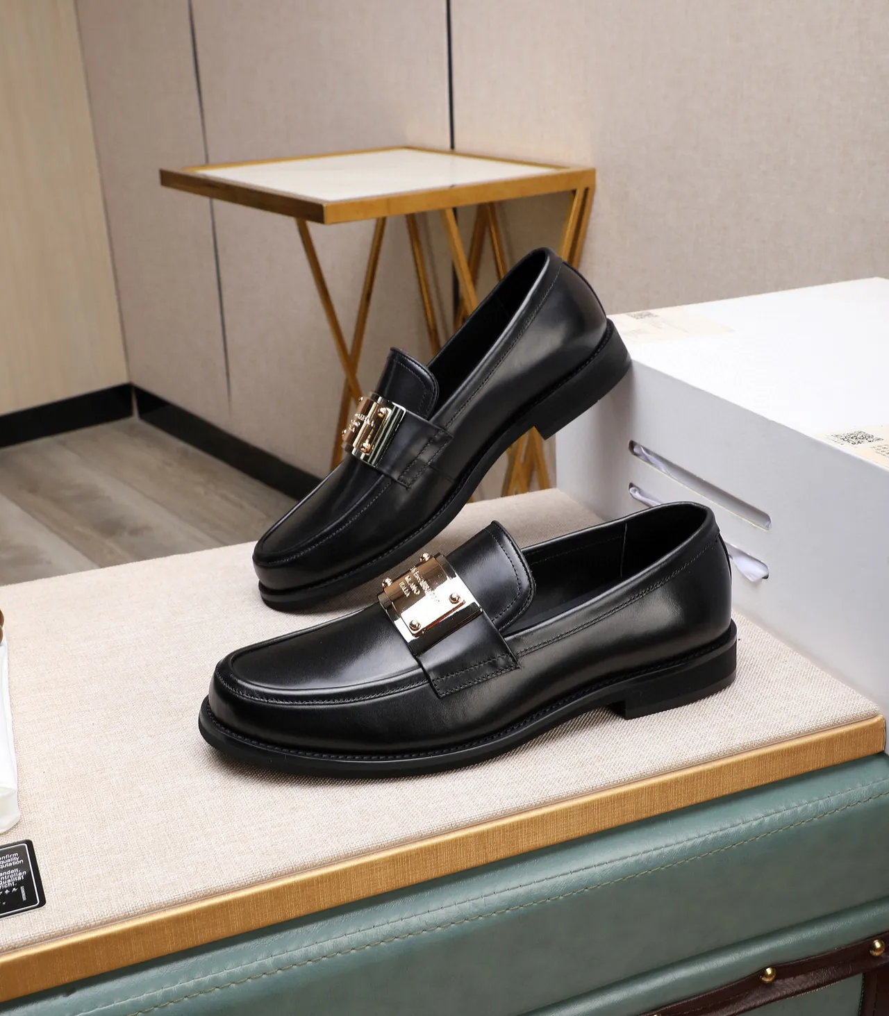 Dolce & Gabbana Portofino Preto Dourado Couro Polido Placa de Metal Loafer 3