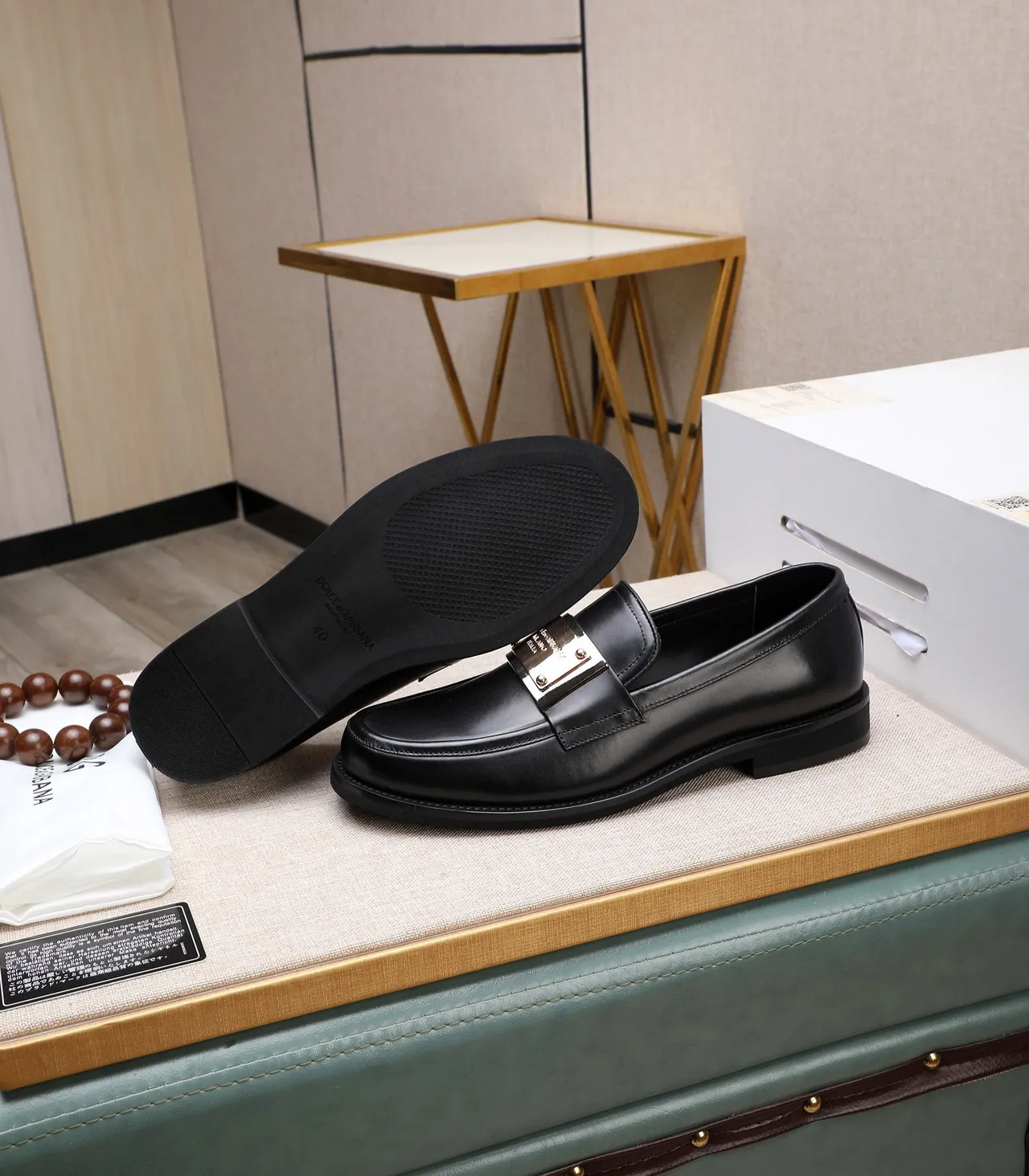 Dolce & Gabbana Portofino Preto Dourado Couro Polido Placa de Metal Loafer 4