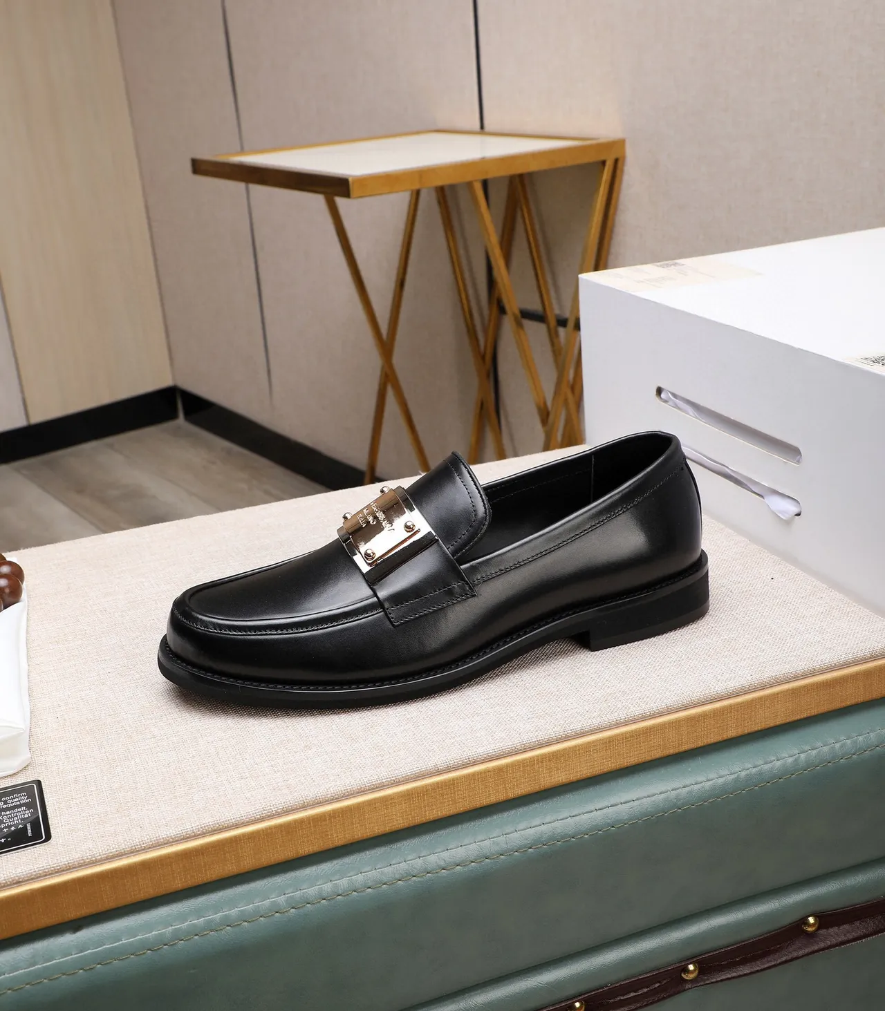 Dolce & Gabbana Portofino Preto Dourado Couro Polido Placa de Metal Loafer 6