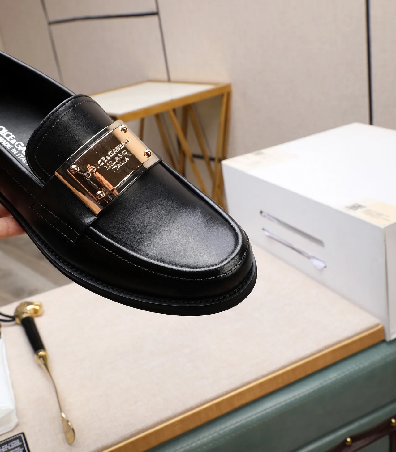 Dolce & Gabbana Portofino Preto Dourado Couro Polido Placa de Metal Loafer 9