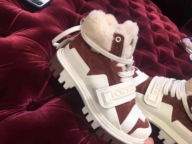 Dolce & Gabbana Bottes de neige doublées en shearling en bordeaux et crème 4