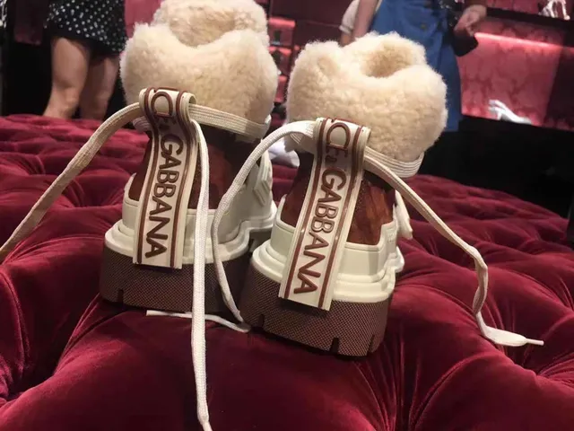 Dolce & Gabbana Bottes de neige doublées en shearling en bordeaux et crème 5