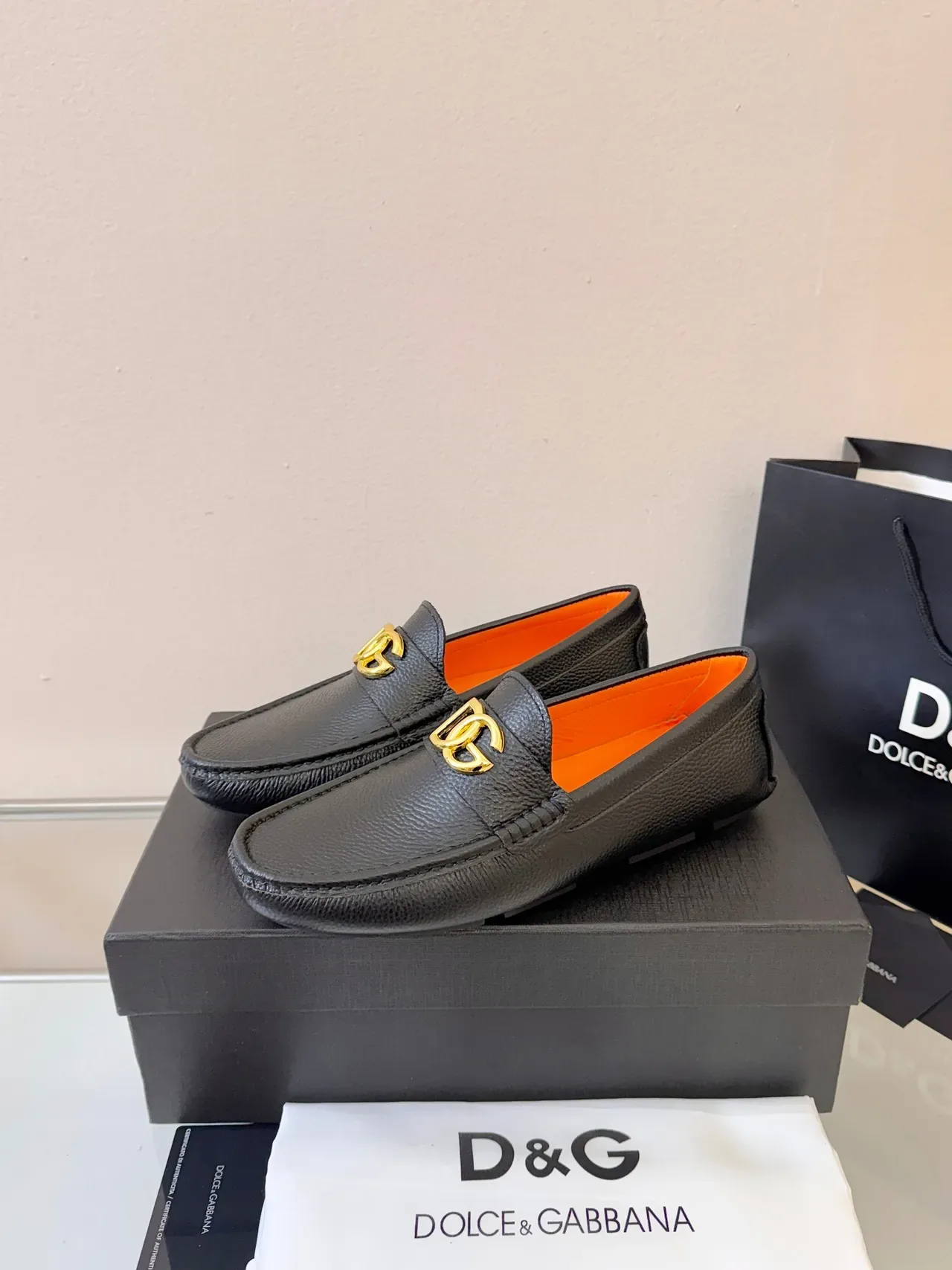 Dolce & Gabbana Logo Loafer Preto Laranja Couro Granulado Fivela Dourada 2