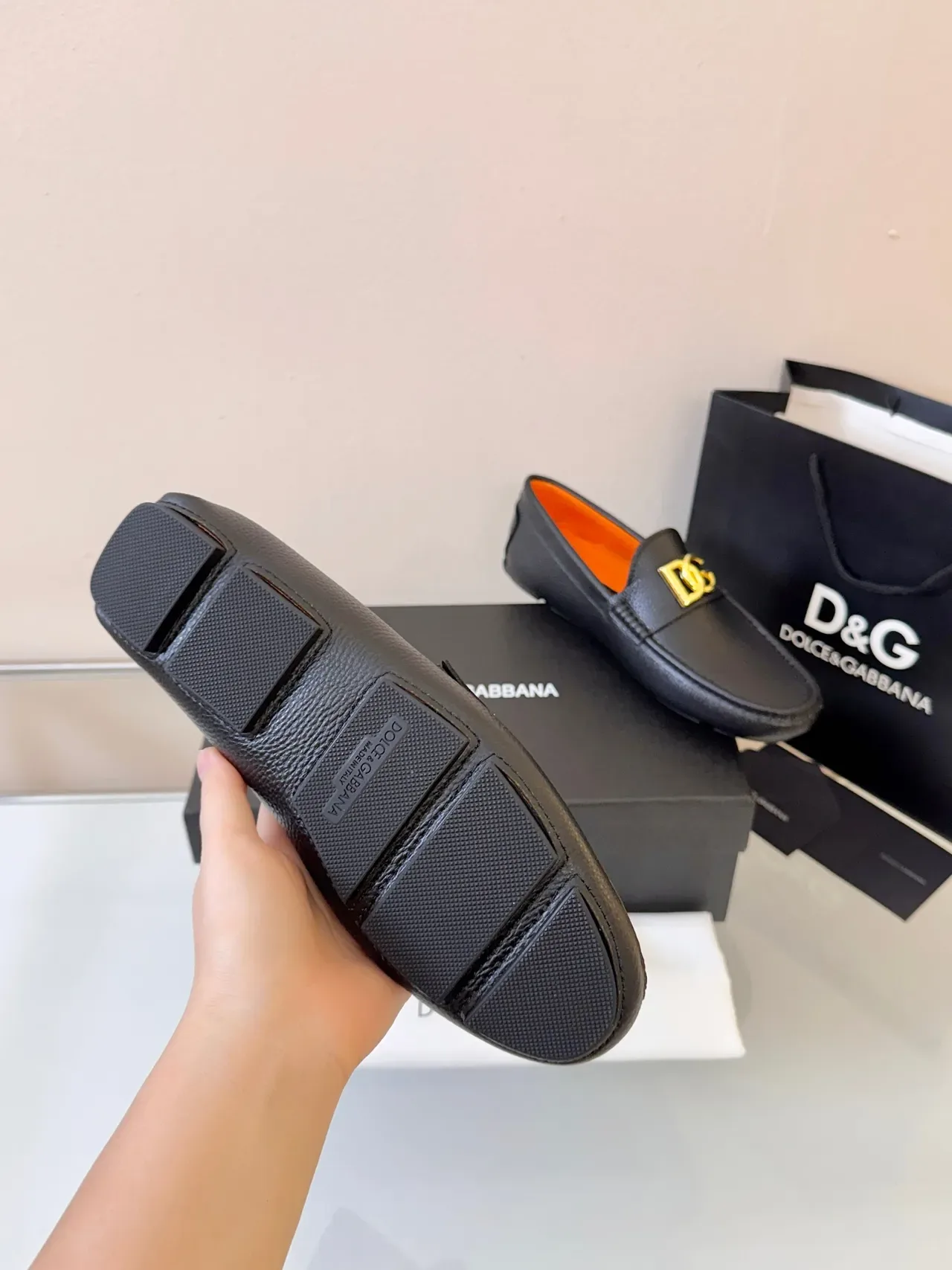 Dolce & Gabbana Logo Loafer Preto Laranja Couro Granulado Fivela Dourada 5