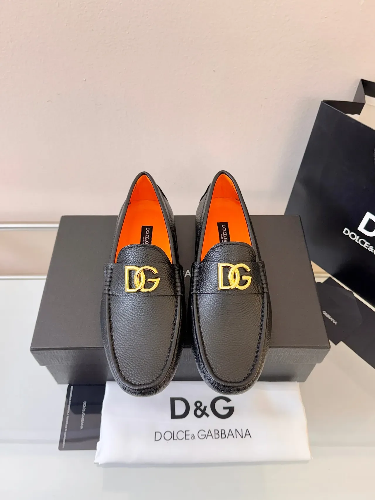 Dolce & Gabbana Logo Loafer Preto Laranja Couro Granulado Fivela Dourada 6