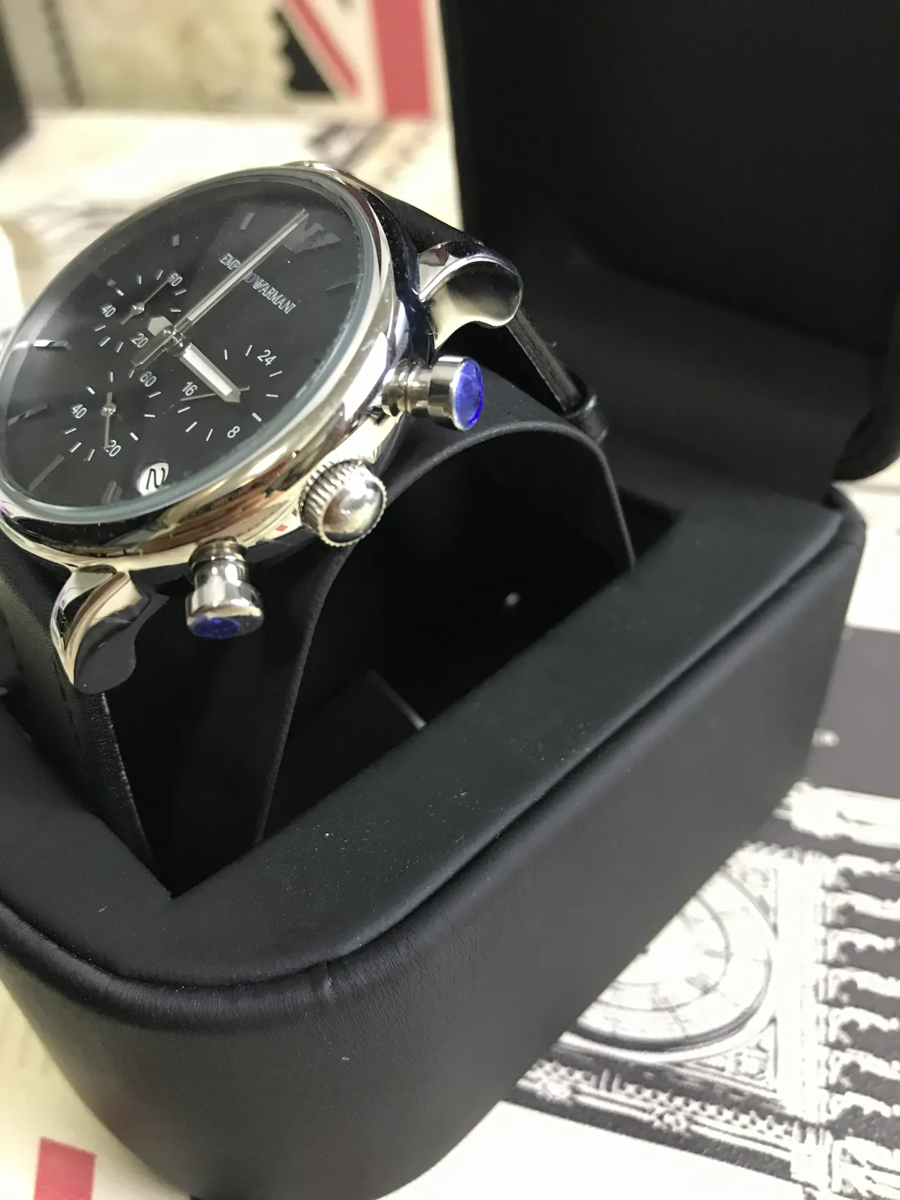 Montre Emporio Armani Classique Chronographe Cadran Noir Quartz 8