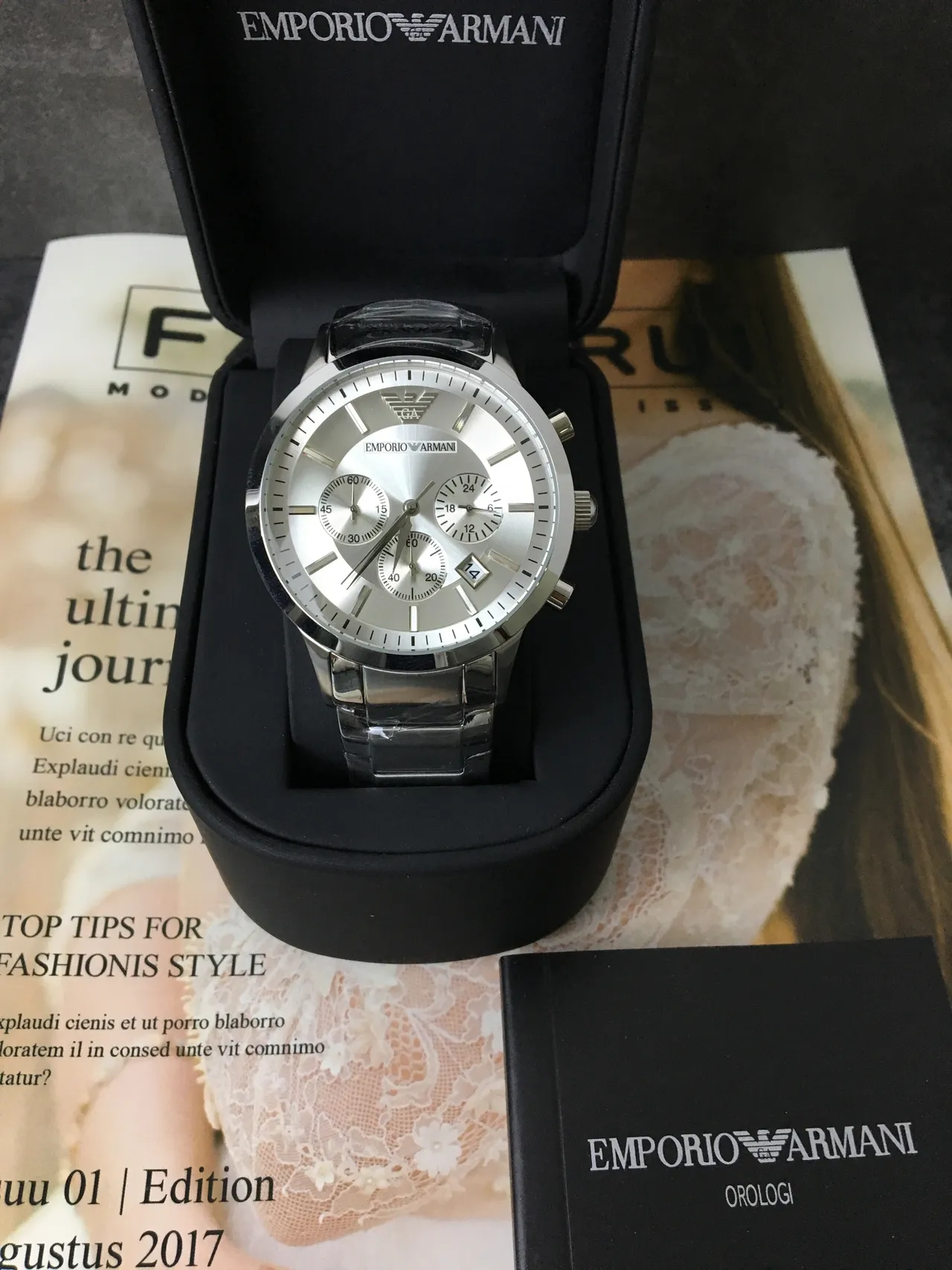 Emporio Armani Montre Chronographe Classique Cadran Argenté Bague Noire Quartz 4