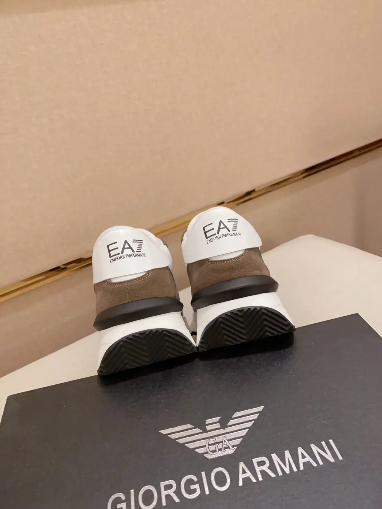 Emporio Armani Eagle Logo Sneakers Lifestyle Marron et Blanc 3