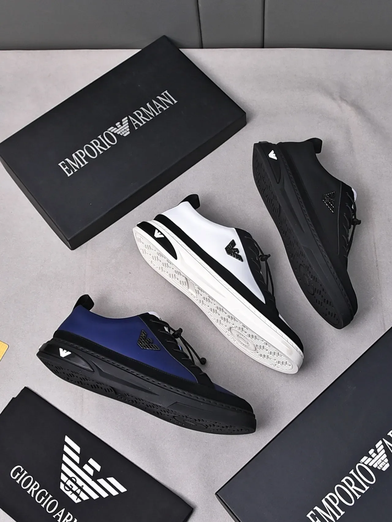 Emporio Armani Eagle Logo Sneaker lifestyle à panneaux contrastés blanc et noir 2