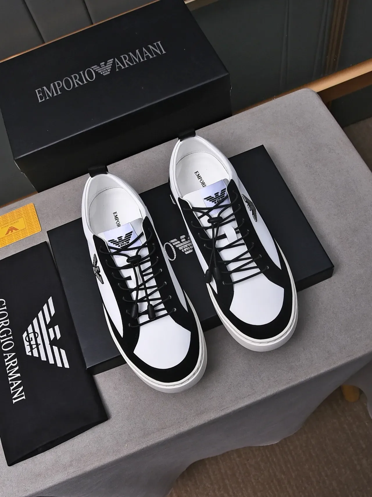 Emporio Armani Eagle Logo Sneaker lifestyle à panneaux contrastés blanc et noir 3