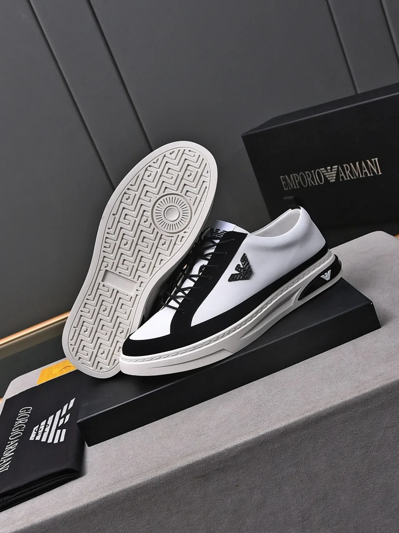 Emporio Armani Eagle Logo Sneaker lifestyle à panneaux contrastés blanc et noir 4