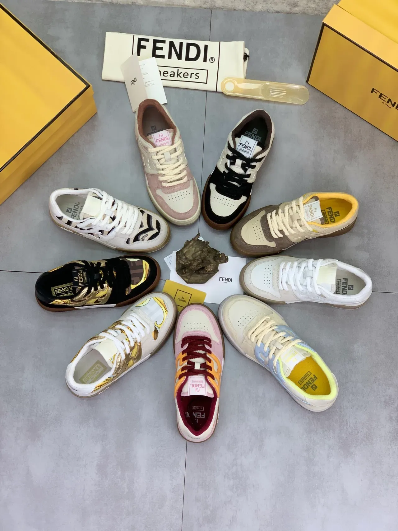 Fendi حذاء رياضي بيج أسود منخفض بمواد مختلطة للستايل الحياتي 2