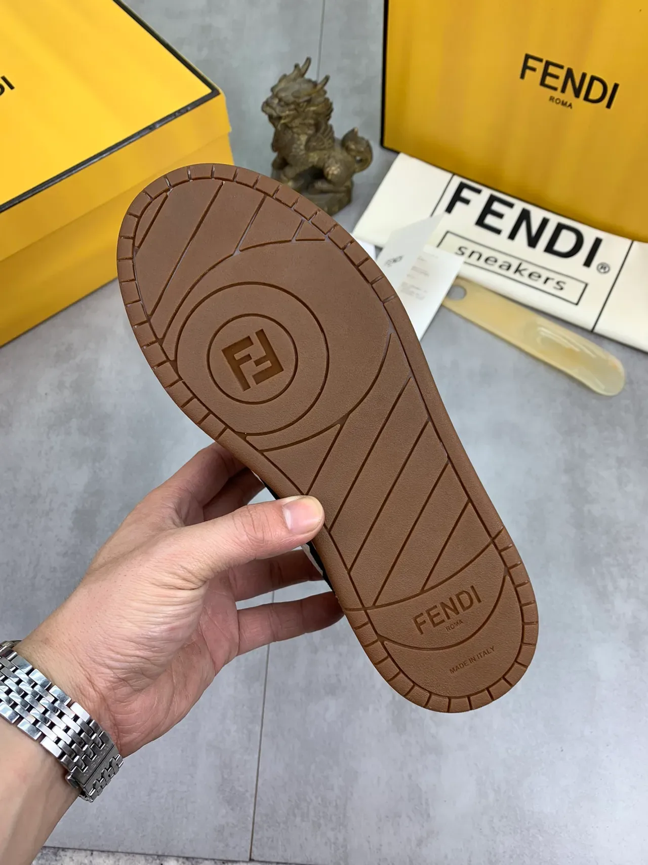 Fendi حذاء رياضي بيج أسود منخفض بمواد مختلطة للستايل الحياتي 3