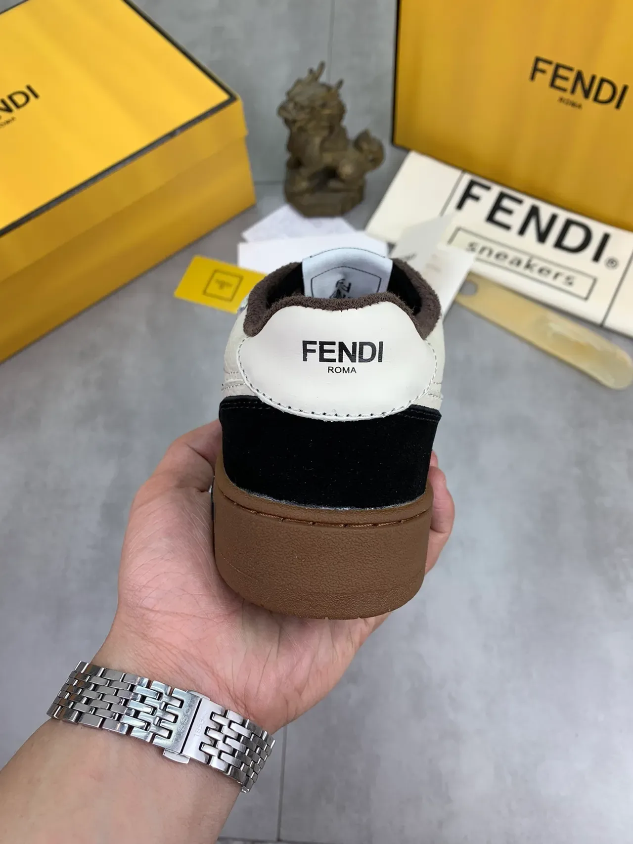 Fendi حذاء رياضي بيج أسود منخفض بمواد مختلطة للستايل الحياتي 4