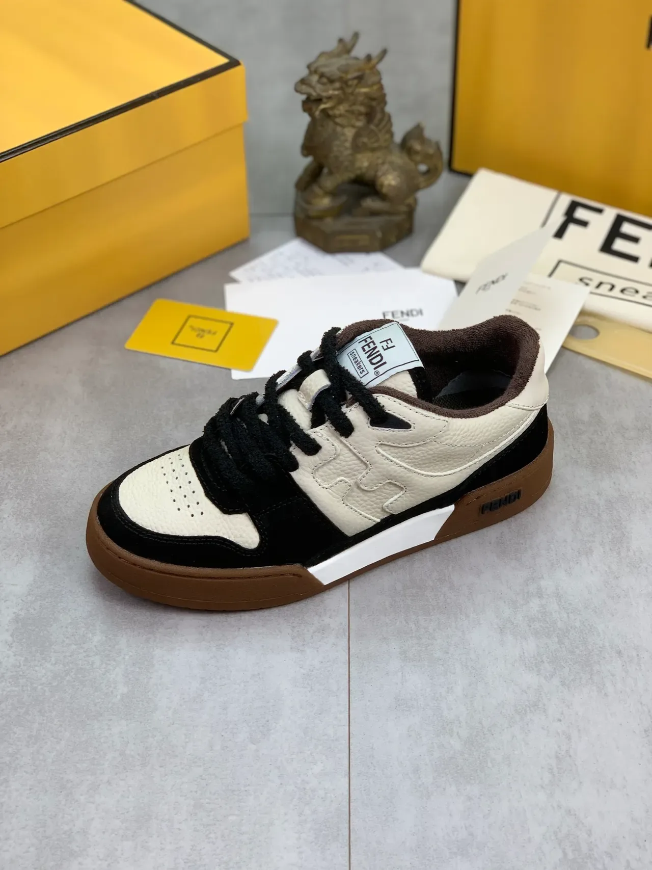Fendi حذاء رياضي بيج أسود منخفض بمواد مختلطة للستايل الحياتي 5