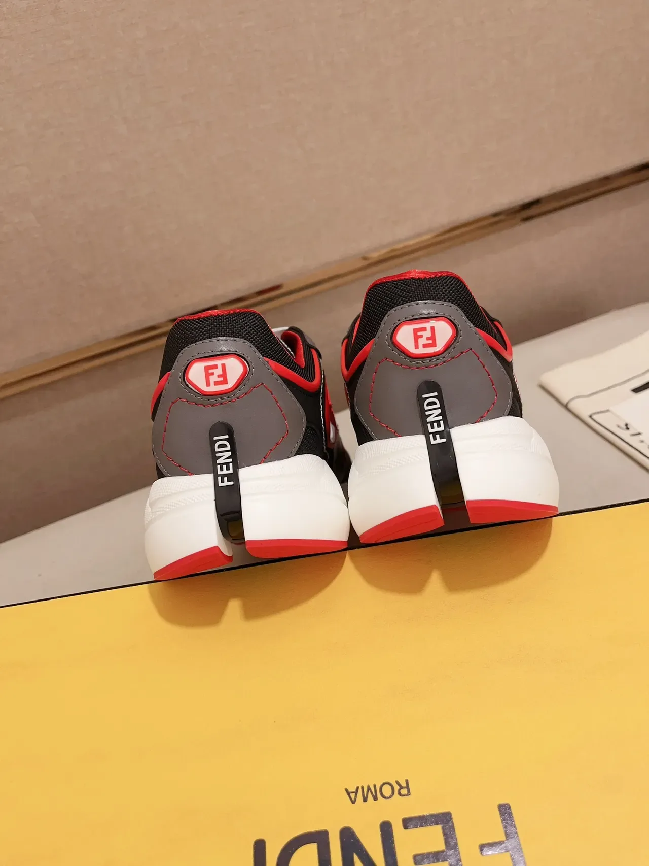 Fendi Sneakers Chunky Pretos Solado Vermelho Logo FF Overlay 3