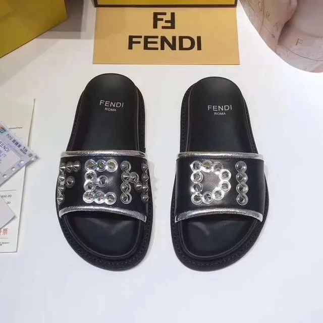 Fendi Preto Prateado Tira com Tachas Detalhe Corrente de Metal Chinelos 2