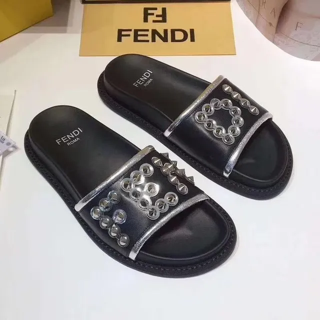 Fendi Preto Prateado Tira com Tachas Detalhe Corrente de Metal Chinelos 3