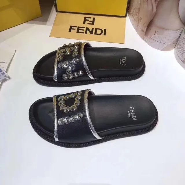 Fendi Preto Prateado Tira com Tachas Detalhe Corrente de Metal Chinelos 4