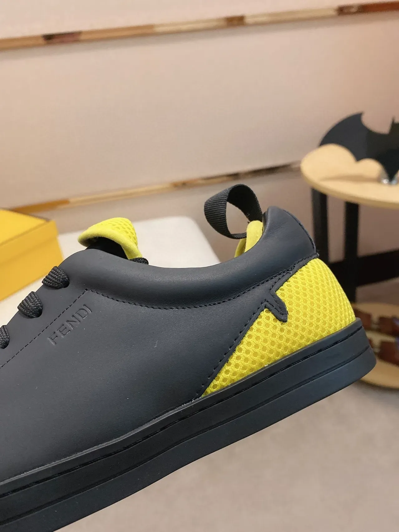 Fendi Noir Jaune bas cuir supérieur sneakers style de vie 4