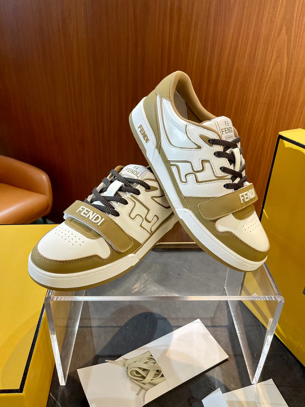 Fendi FF Low sneakers blanc beige lifestyle 2