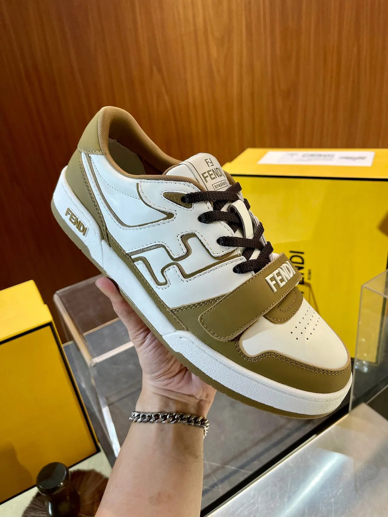 Fendi FF Low sneakers blanc beige lifestyle 3