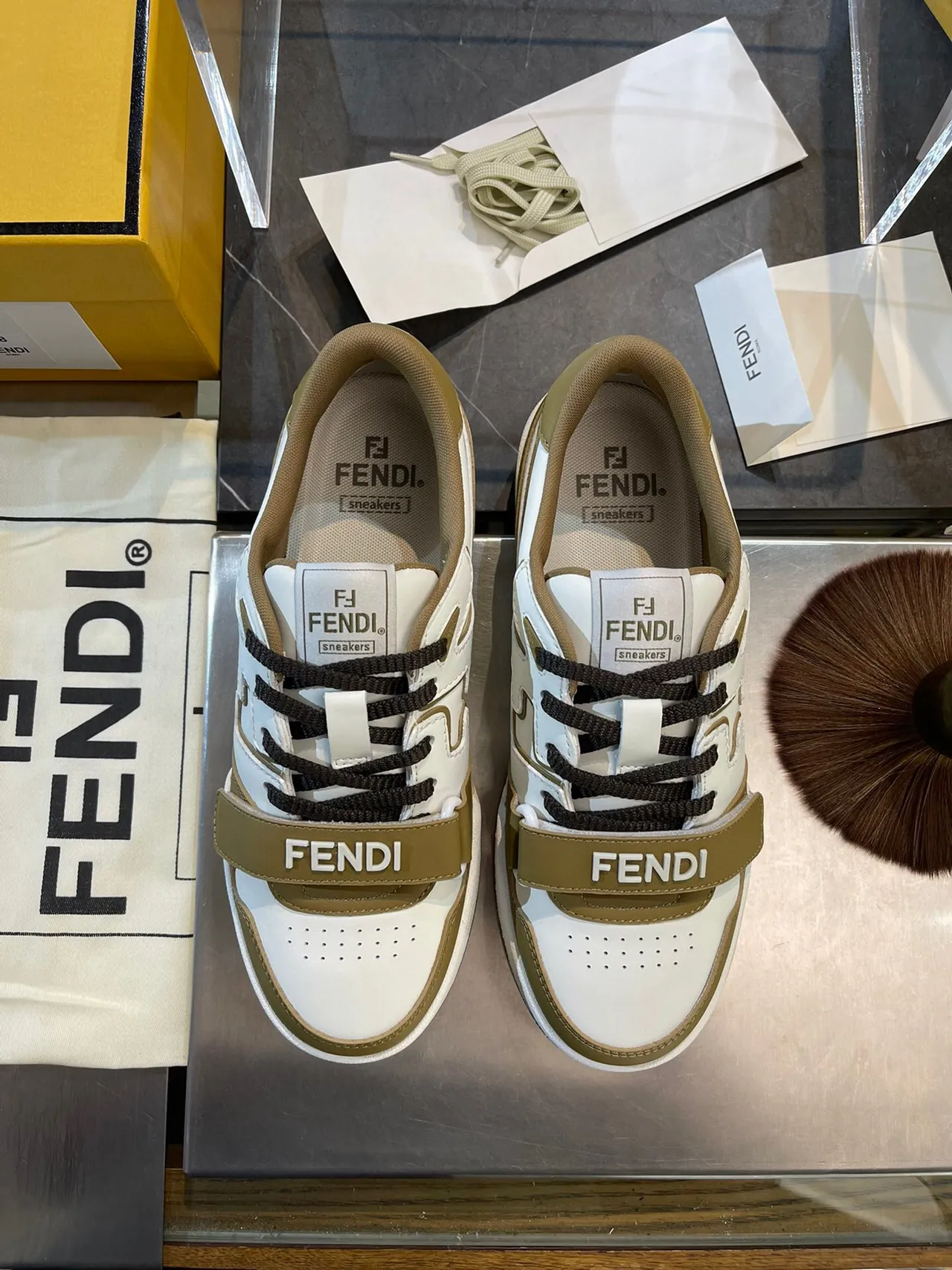 Fendi FF Low sneakers blanc beige lifestyle 4