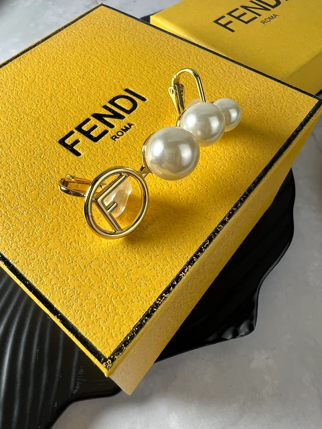 Fendi FF Pérola Tríplice Pérola Brincos Clip-On 3