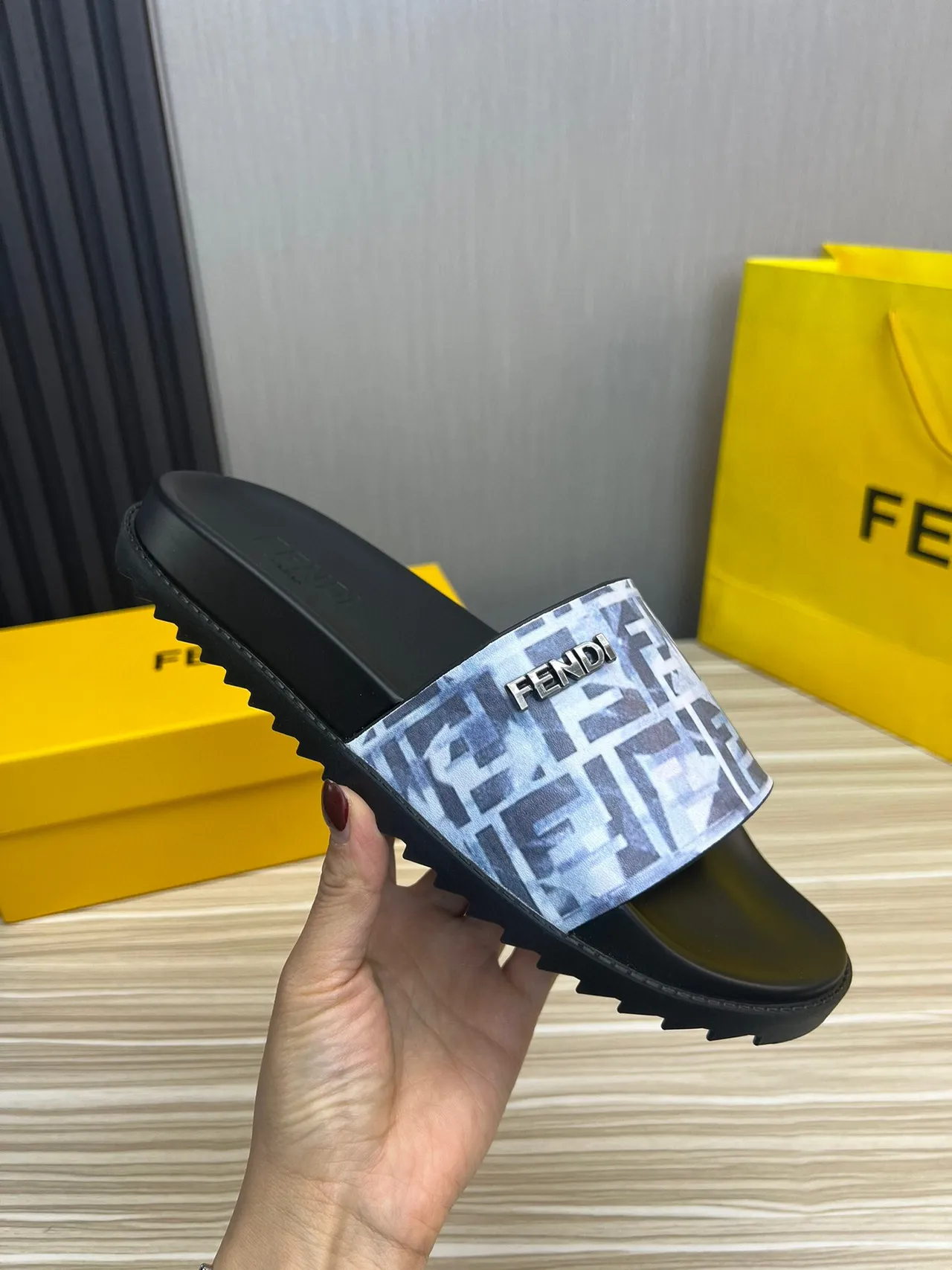 Fendi FF Slide Noir Multicolore Impression Monogramme Plaque Logo Métallique Chaussons 1