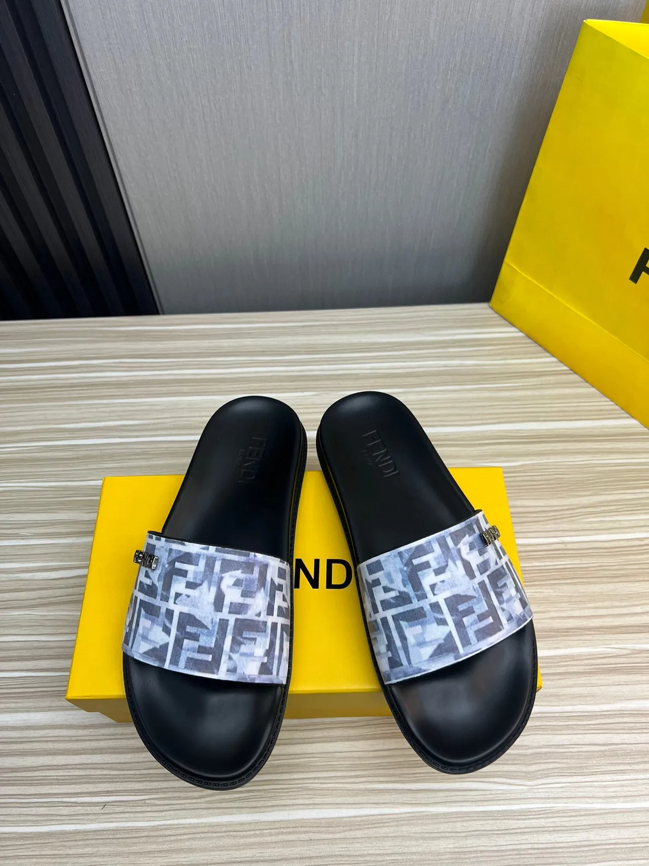 Fendi FF Slide Noir Multicolore Impression Monogramme Plaque Logo Métallique Chaussons 4