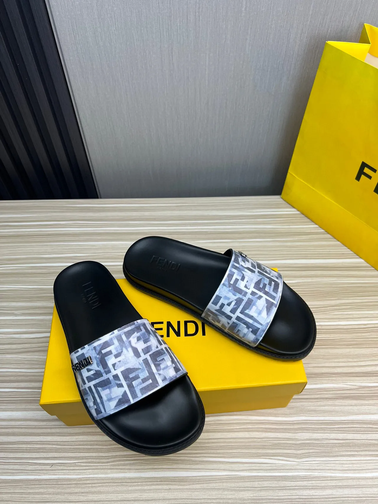 Fendi FF Slide Noir Multicolore Impression Monogramme Plaque Logo Métallique Chaussons 8
