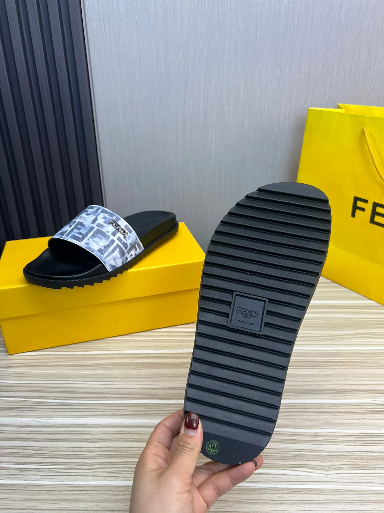 Fendi FF Slide Noir Multicolore Impression Monogramme Plaque Logo Métallique Chaussons 10