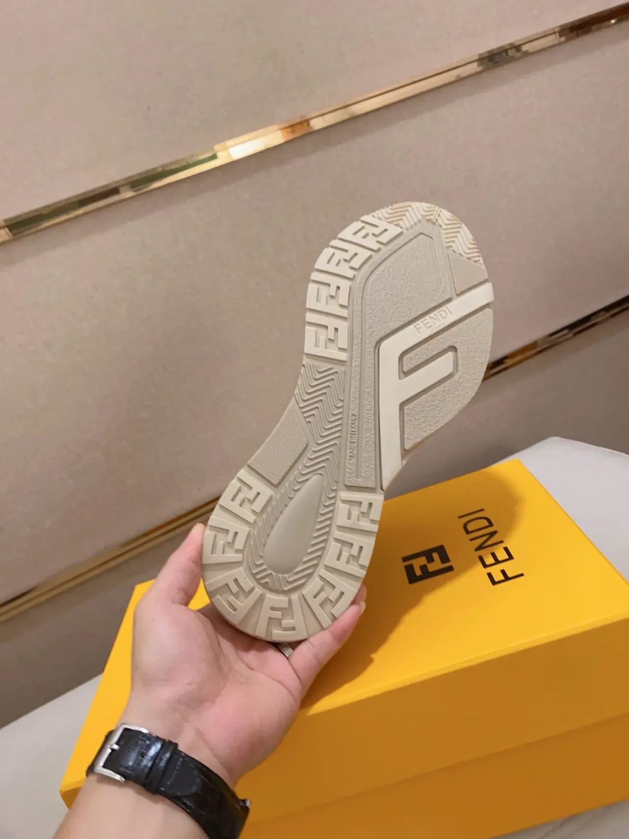 Fendi Flow Beige Sneakers Chunky Solaire Blanche Superpositions de Bretelles 2