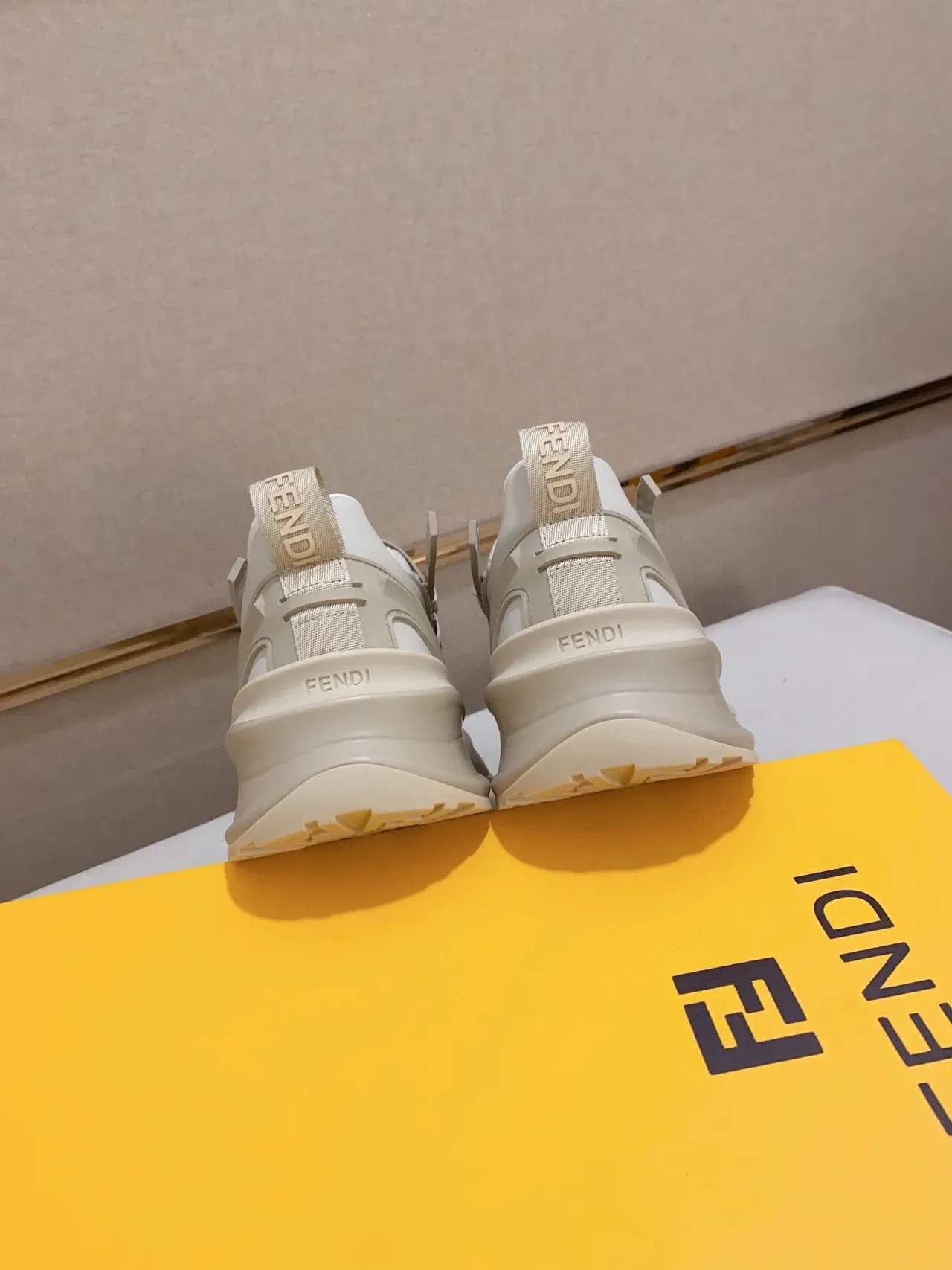 Fendi Flow Beige Sneakers Chunky Solaire Blanche Superpositions de Bretelles 3