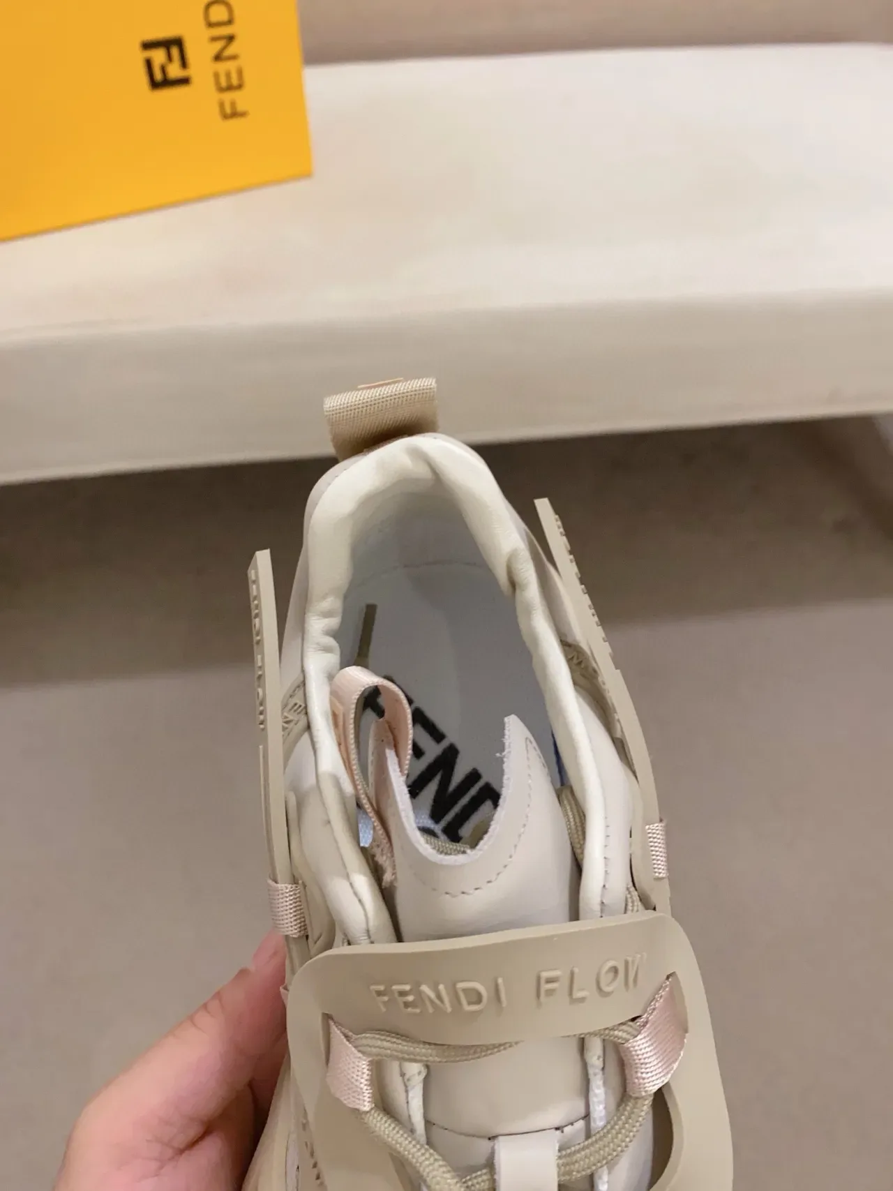 Fendi Flow Beige Sneakers Chunky Solaire Blanche Superpositions de Bretelles 4