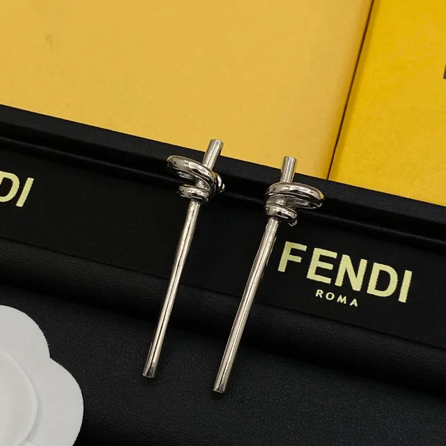 Boucles d'oreilles Fendi Or Argent Motif Nœud Style Post 2